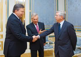 Prezydent Wiktor Janukowycz i wysłannicy UE - Aleksander Kwaśniewski oraz były  przewodniczący Parlamentu Europejskiego Pat Cox.