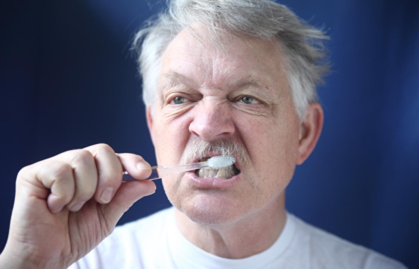 A jeśli hipoteza o szkodliwym wpływie na mózg bakterii powodujących paradontozę w pełni się potwierdzi? Lepiej już teraz zacząć myć zęby porządnie!