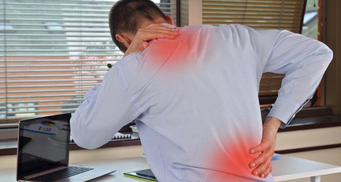 Zbyt długie siedzenie często kończy się bólami kręgosłupa.