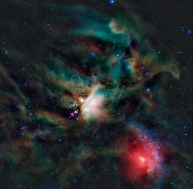 Rho Ophiucus. To nie jest fragment obrazu Vasyla Kandinskiego lecz układ gwiazd i obłoków. Leży w odległości zaledwie 400 lat świetlnych od Ziemi. Jasna plama w środku to mgławica. Czerwona to światło gwiazdy Sigma Scorpii.