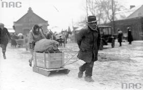 Krakowianka pomaga węglarzowi dowieźć opał do swojego domu. Luty 1929 r. Tę zimę zapamiętano na dłużej.