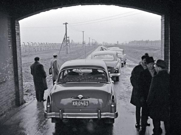 Eskortowani przez Milicję Obywatelską prawnicy sądu we Frankfurcie nad Menem wjeżdżają na teren obozu Auschwitz-Birkenau, grudzień 1964 r.