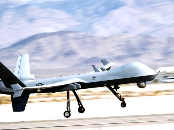 Amerykański aparat bezpilotowy MQ-9A Reaper nad bazą w Nevadzie w 2021 r.