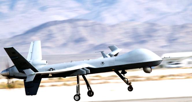 Amerykański aparat bezpilotowy MQ-9A Reaper nad bazą w Nevadzie w 2021 r.