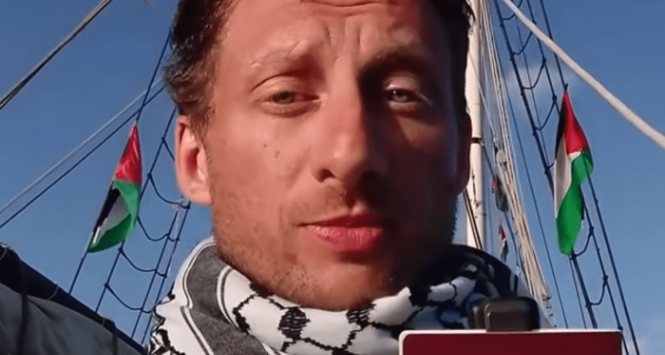 Poseł Franciszek Sterczewski w nagraniu z flotylli opublikowanego wieczorem 1 października 2025 r.