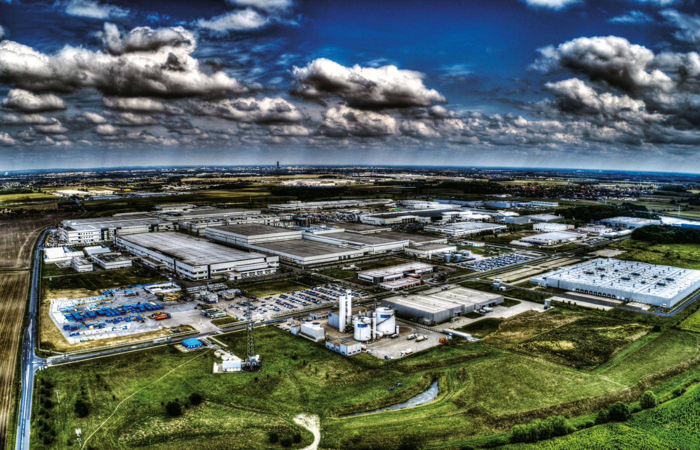 Na terenie Euro-Parku Kobierzyce pod Wrocławiem swoją gigantyczną fabrykę baterii do samochodów elektrycznych ma koreańska firma LG Chem Wrocław Energy.