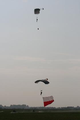 Współczesny skok polskich spadochroniarzy na pola pod Driel. 6. Brygada Powietrznodesantowa nosi imię gen. bryg. Stanisława Sosabowskiego.