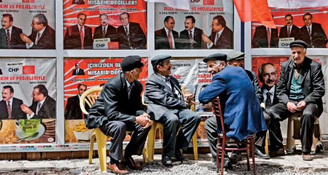 Turcja, 2011 r. Mężczyźni dyskutujący przed czerwcowymi wyborami parlamentarnymi.