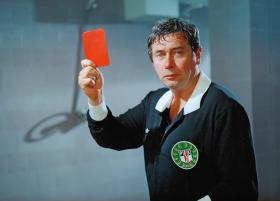 Janusz Gajos jako sędzia i były piłkarz Jan Laguna w „Piłkarskim pokerze”.