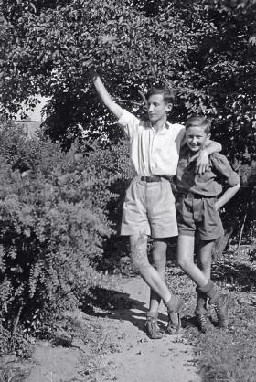 Andrzej z Markiem w ogrodzie wrocławskiego domu, 1947 r.
