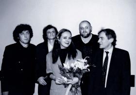 Pierwsi, jeszcze czarno-biali, laureaci Paszportów POLITYKI z 1993 r. Zdjęcie zrobione w naszej redakcji, w której odbyła się skromna wówczas uroczystość. Stoją (od lewej): Stasys Eidrigevičius, Jacek Bławut, Kasia Nosowska, Tadeusz Słobodzianek oraz Stanisław Leszczyński.