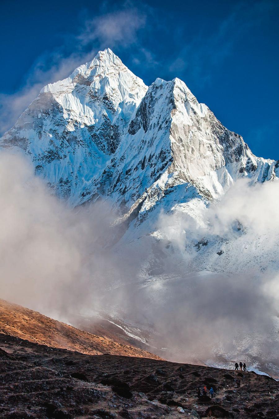 Wedle chińskich pomiarów Mount Everest ma 8844 m n.p.m., podczas gdy w Nepalu otrzymano wynik 8848 m. Różnica ta wynika z faktu, że Chińczycy liczą wysokość samej skały, Nepalczycy zaś także leżącego na niej śniegu.