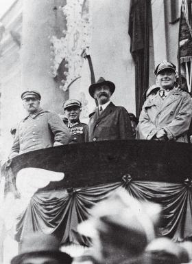 Marszałek Józef Piłsudski, gen. Władysław Bończa-Uzdowski i płk Walery Sławek podczas uroczystości Związku Legionistów Polskich w Radomiu, 10 sierpnia 1930 r.