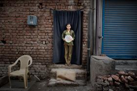 Sulatana, 15 lat, 2 braci i 3 siostry. Narysowała ten OBRAZEK oglądając ilustracje w książce. Lubi rysować przyrodę. Jest uczennicą 10. klasy. Po szkole sprząta i pomaga mamie gotować. Chce zostać krawcową. Marzy by mieć pracę. New Delhi