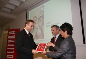 dr hab. Krzysztof Książek obiera dyplom od red. Ewy Wilk.