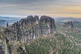 Szwajcaria Saksońska –więcej niż turystyka aktywna    Kraina wzgórz, lasów i skał o dziwacznych kształtach. Region idealny nie tylko dla miłośników wspinaczki i turystyki aktywnej. Położona nad Łabą Szwajcaria Saksońska to jeden z najpiękniejszych zakątków Saksonii. Kamienny most Basteibrücke o długości 76 metrów oraz widoczna z daleka twierdza Königstein to atrakcje turystyczne przyciągające około miliona zwiedzających rocznie. Park Narodowy Szwajcarii Saksońskiej został utworzony w 1990 roku i obejmuje 93,5 tys. hektarów.