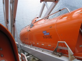 Łódź ratunkowa z zewnątrz.