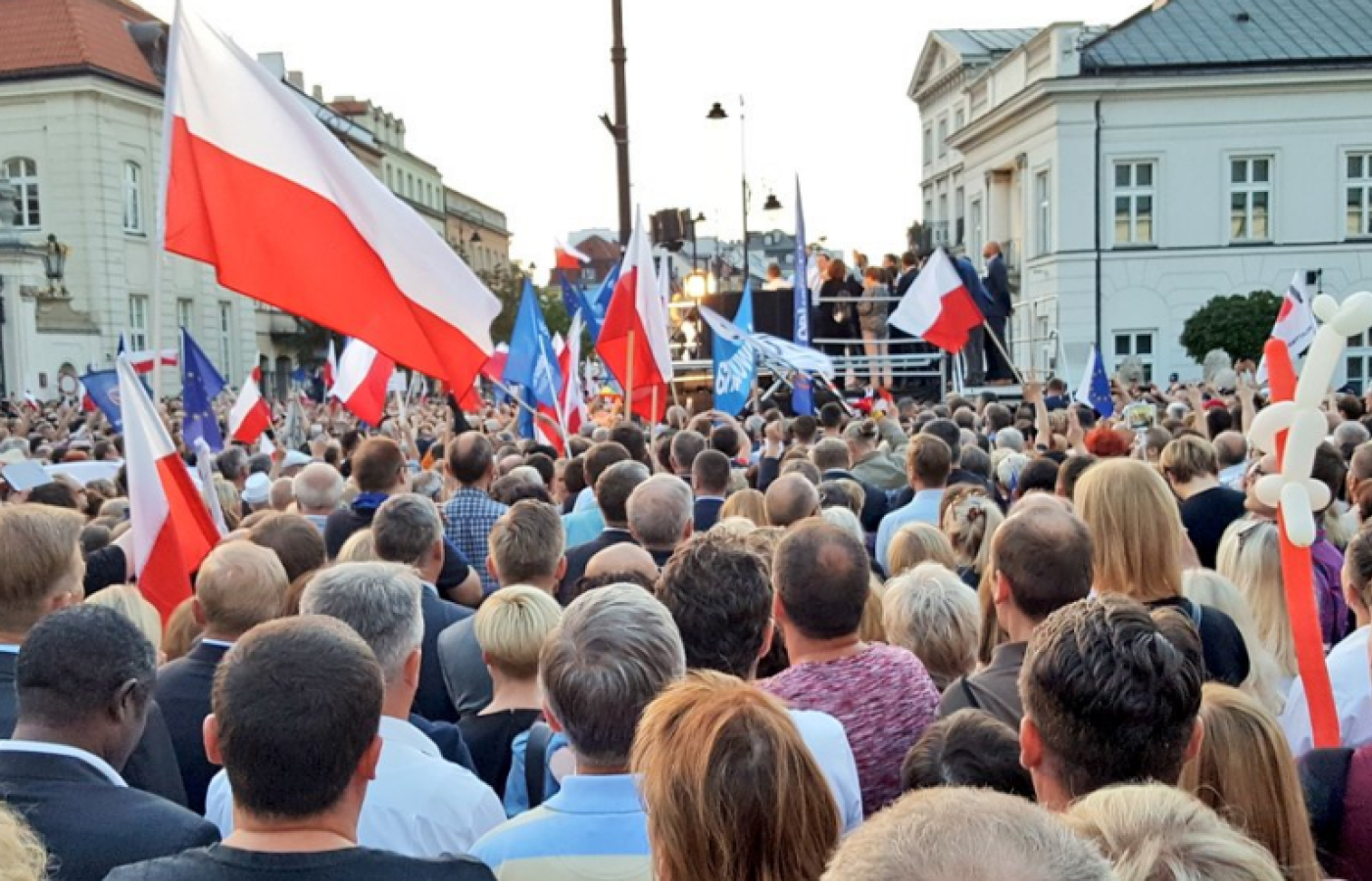 Skandowano hasła: „wolny naród”, „chcemy weta”, „zjednoczona opozycja”, „wolna Polska – europejska”, „3xweto”, „tu jest Polska”, „precz z Kaczorem”.
