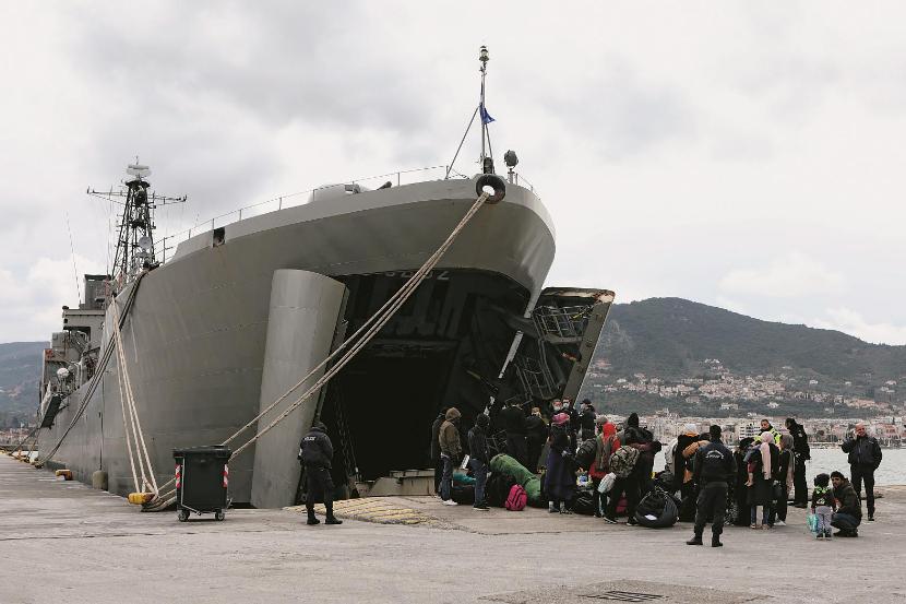 Grecki okręt Rodos L177 ewakuował 436 uchodźców do Aten. Ale do rozwiązania problemu jeszcze bardzo daleko.