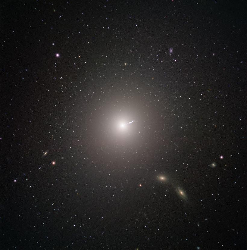 Zdjęcie galaktyki Messier 87 zrobione przez zestaw FORS2 zamontowany na teleskopie Antu, jednym z czterech wielkich zwierciadeł VLT w Chile.