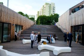 Przed wejściem do Służewskiego Domu Kultury. Co niektórzy na galę dotarli rowerem.