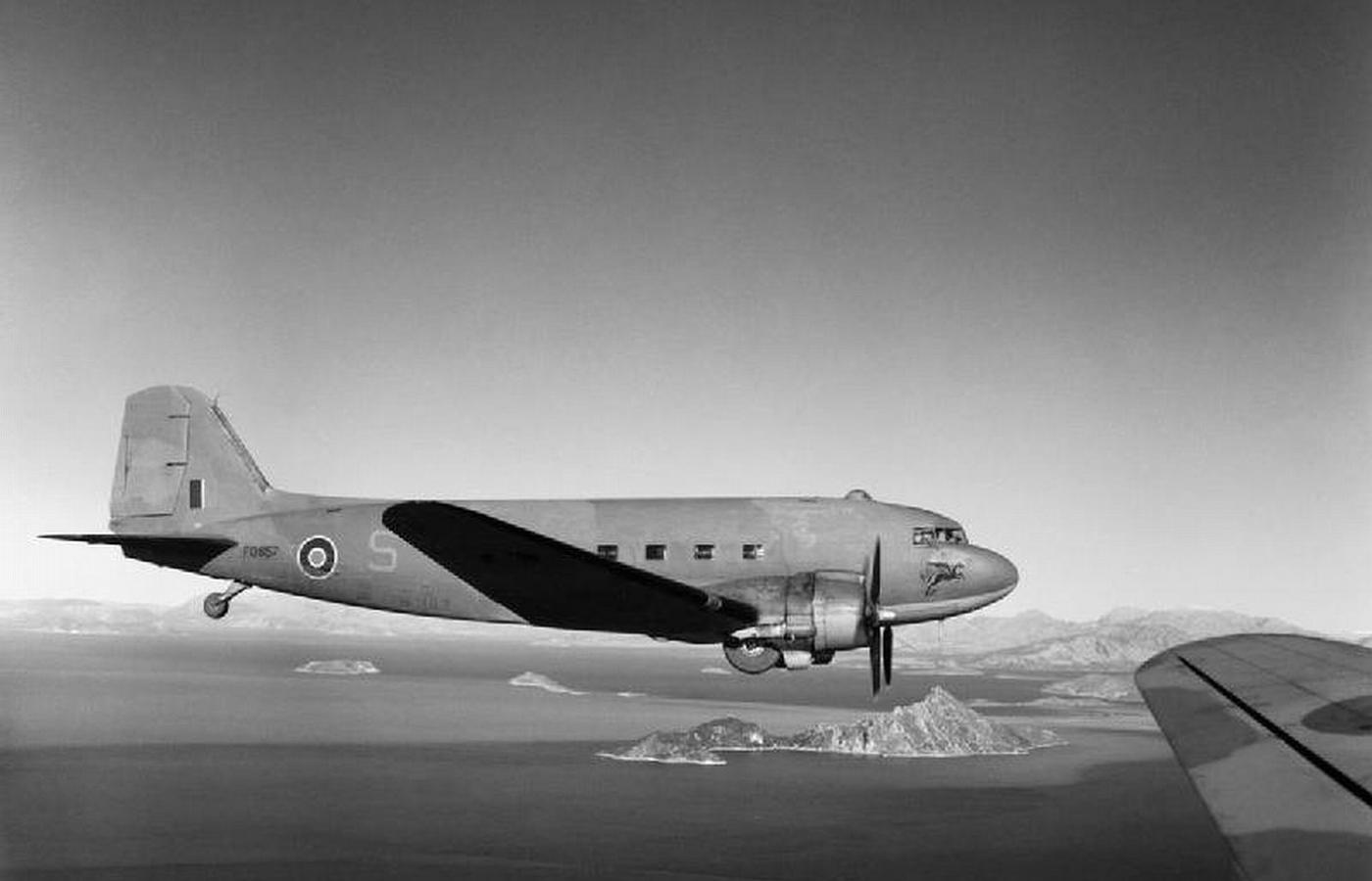 Samolot Dakota KG-477 V, należący do 267 Dywizjonu RAF.