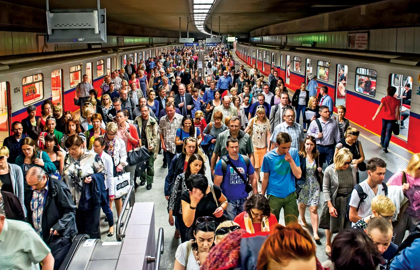 Pierwsza linia metra przewozi dziennie ok. pół mln pasażerów. Warszawiacy z niecierpliwością czekają na uruchomienie II linii.