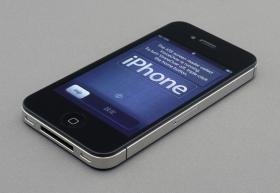 iPhone 4S - jego aparatem z matrycą 8MP i wyrafinowanym układem 5 soczewek  zachwyciła się Annie Leibovitz.
