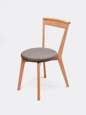 Obrotowe krzesło ułatwiające wstawanie, projekt Aleksandry Pięty-Wiśniewskiej i Piotra Kuchcińskiego.