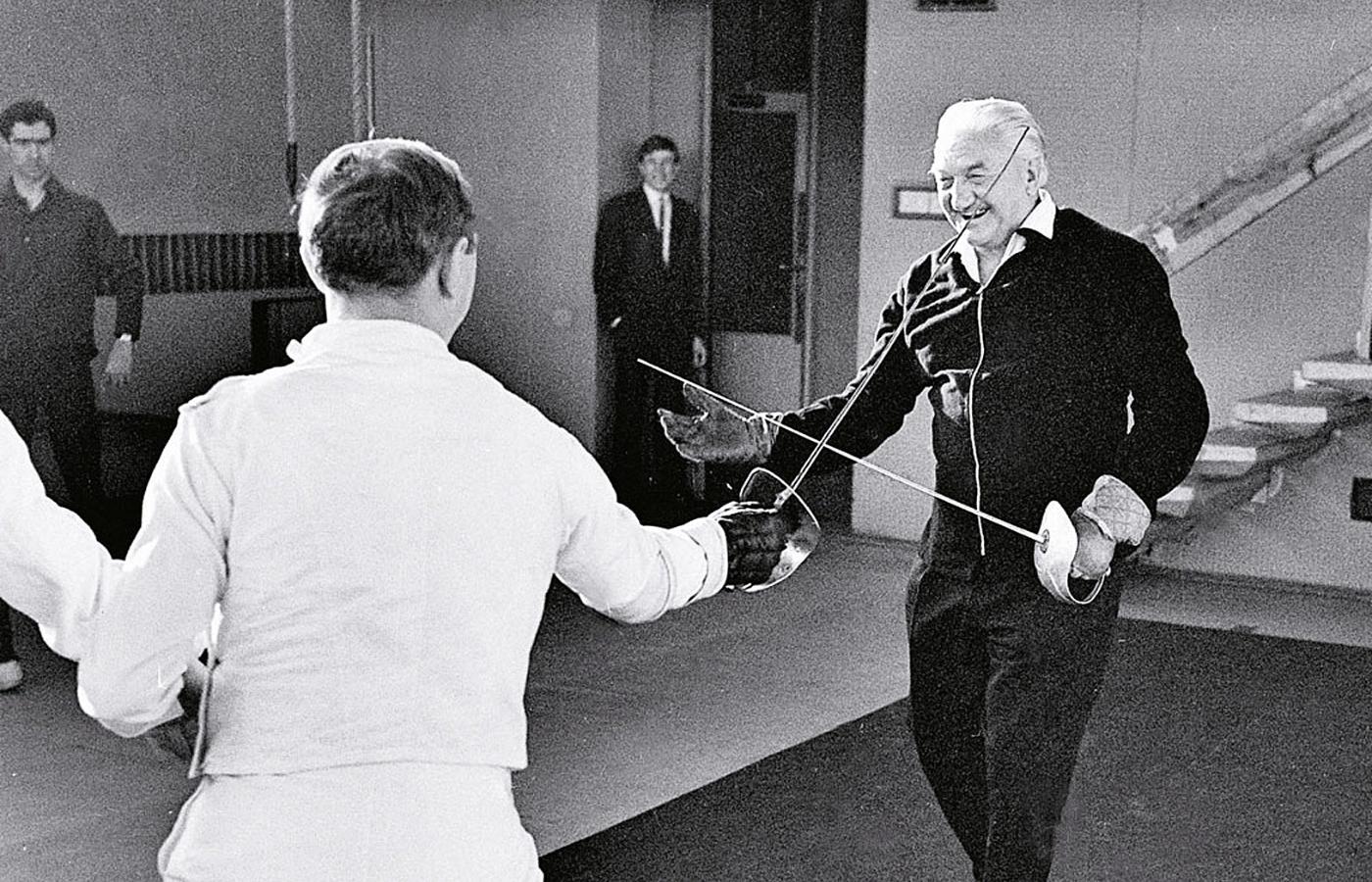 Sparing w Warszawie w 1966 r. W pokazowej „walce” trener reprezentacji polskich szablistów János Kevey (z prawej) i Jerzy Pawłowski.