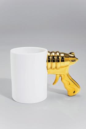 Kubek-pistolet Kare Space Gun. Nowy sposób serwowania Twojego codziennego, porannego kofeinowego strzału.www.9design.pl. Cena: 95 zł.