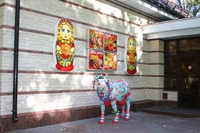 A później zjeść coś w modnym barze, gdzie zderzają się estetyki wielu się różnych światów.