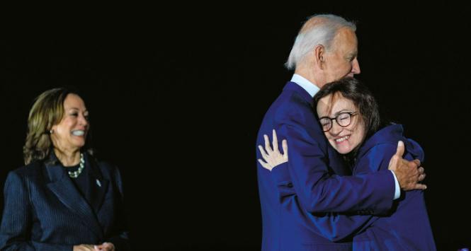 Ałsu Kurmaszewa z Radia Wolna Europa witana przez Joe Bidena