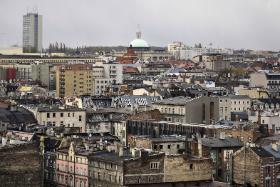 Siedziba Wydziału Radia i Telewizji to budynek na wskroś nowoczesny, a jednak idealnie wpisujący się w szerokie urbanistyczne konteksty.