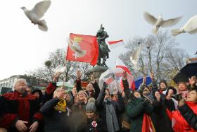 Na zakończenie zeszłorocznej parady w niebo wypuszczono sto gołębi.