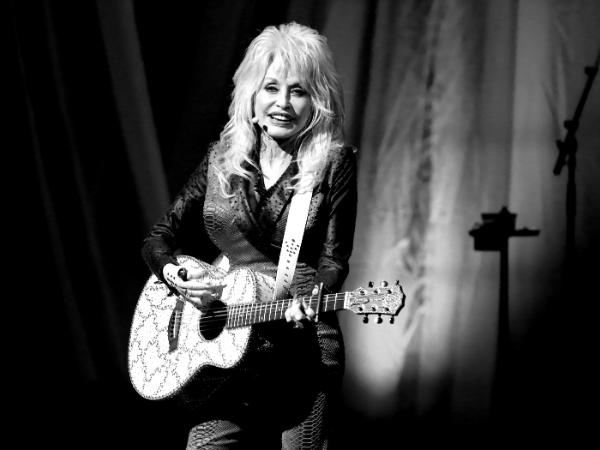 Dolly Parton zmarła w wieku 80 lat, kochana przez publiczność z małych miasteczek i wielkich miast, prawicową i lewicową.