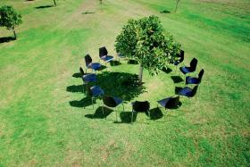 W Polsce przez długie lata jedynymi sprawnie funkcjonującymi i widocznymi w przestrzeni publicznej grupami byli Anonimowi Alkoholicy.