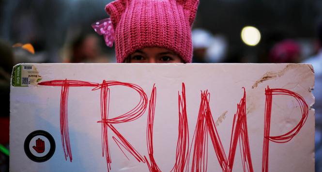 Tysiące protestujących miało na sobie jaskrawo różowe czapki z kocimi uszami.