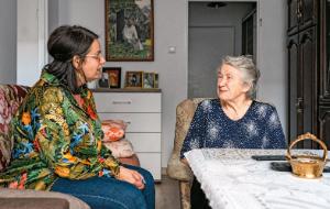 Pani Wiesława Zdeb w swoim mieszkaniu we wrocławskim Pensjonacie dla Osób Starszych i z Niepełnosprawnościami. Towarzyszy jej pracownica ośrodka Barbara Stachowiak.
