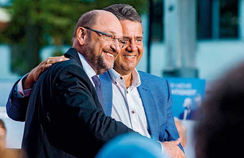 Dwaj byli przyjaciele z SPD. Martin Schulz (z lewej) miał kierować partią i kandydować na szefa rządu, a Sigmar Gabriel – pozostać w MSZ. Poróżniła ich Angela...