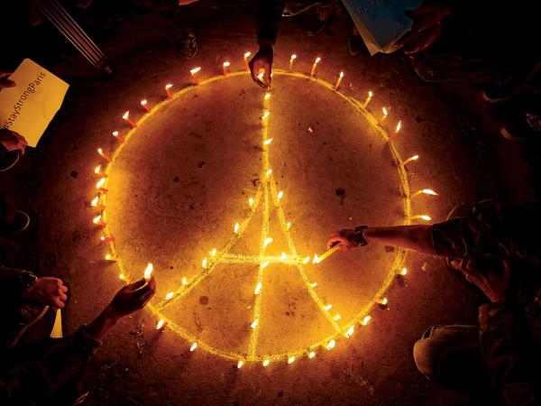 Kraj wraca do codziennego życia, ale w warunkach stanu wyjątkowego, który może zostać przedłużony do trzech miesięcy.