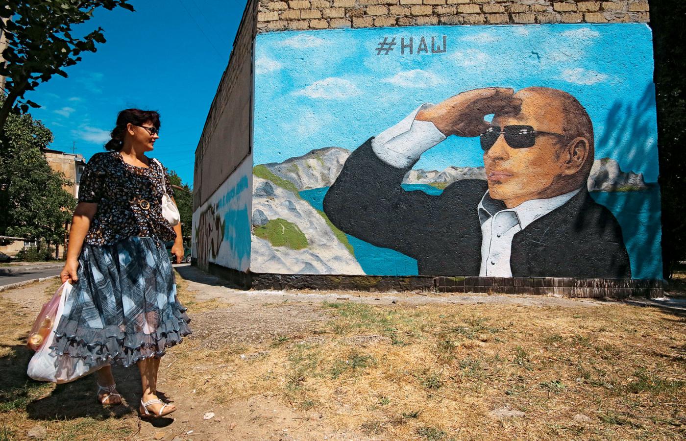Graffiti z prezydentem Władimirem Putinem i napisem 
„Nasz” na budynku w Symferopolu