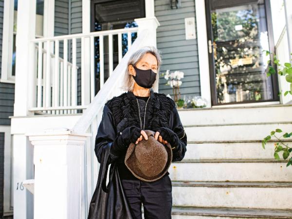 Louise Glück przed swym domem w Cambridge, Massachusetts.