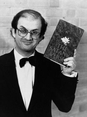 Salman Rushdie i jego „Szatańskie wersety”. Koniec lat 80. ubiegłego wieku.