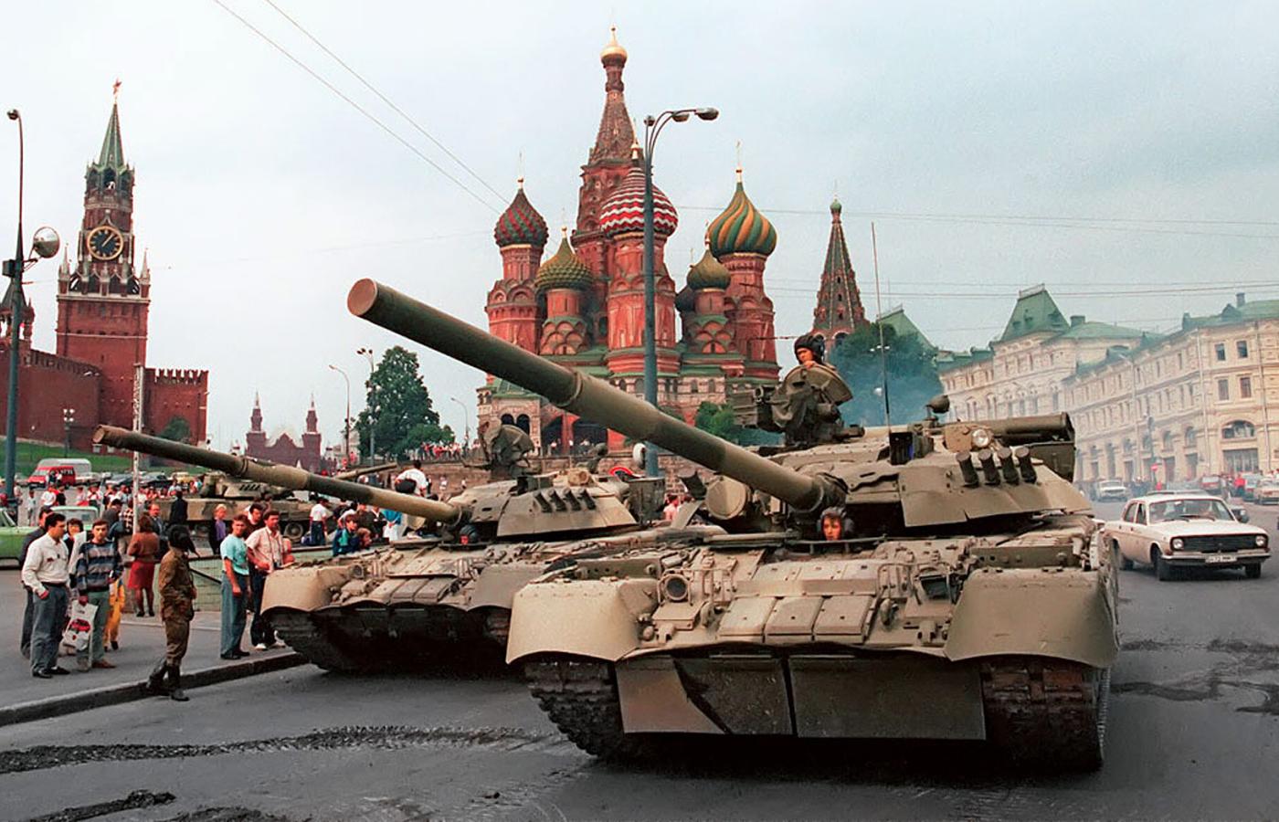 Czołgi mające wesprzeć pucz zostały wycofane z Moskwy już po dwóch dniach.