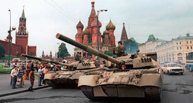 Czołgi mające wesprzeć pucz zostały wycofane z Moskwy już po dwóch dniach.
