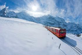 Koleje Jungfrau docierają do miejsc ośnieżonych całym rokiem. 7 kilometrów trasy wiedzie tunelami przez serca dwóch słynnych szwajcarskich gór: Eiger i Mönch. Resztę trasy pokonamy już pod niebem (jak widać na załączonej fotografii).