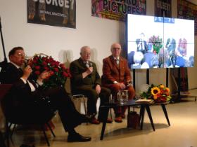 Rozmowę z Gilbertem i Georgiem prowadzi Michael Bracewell, dziennikarz, autor właśnie przetłumaczonej na polski książki „What is Gilbert & George?”