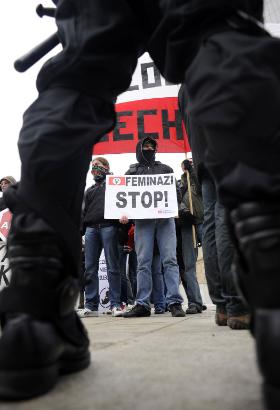 Nienawidzą i wyrażają to na profesjonalnych banerach niesionych przez kilkanaście, kilkadziesiąt osób; zupełnie jak te ze stadionowych trybun.