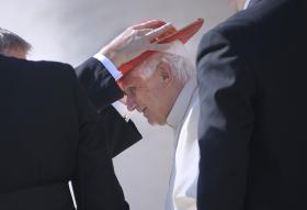 7 października 2009, Watykan. Benedykt XVI podczas audiencji na Placu Św. Piotra.